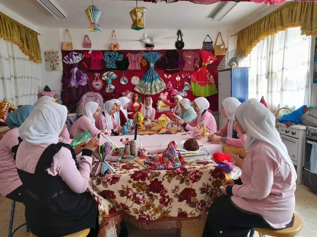 طالبات الوادي الجديد يبدعن في صناعة فوانيس رمضان من خامات البيئة (5)