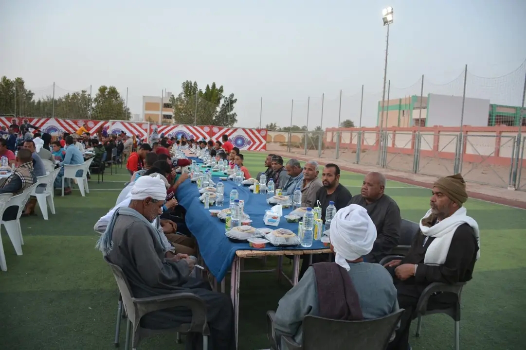 محافظ الوادي الجديد يشارك أهالي قرية الجزائر افطار جماعي (3)