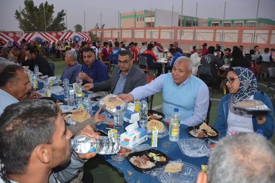 محافظ الوادي الجديد يشارك أهالي قرية الجزائر افطار جماعي (2)