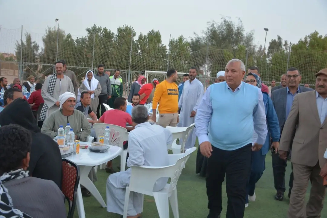 محافظ الوادي الجديد يشارك أهالي قرية الجزائر افطار جماعي (8)