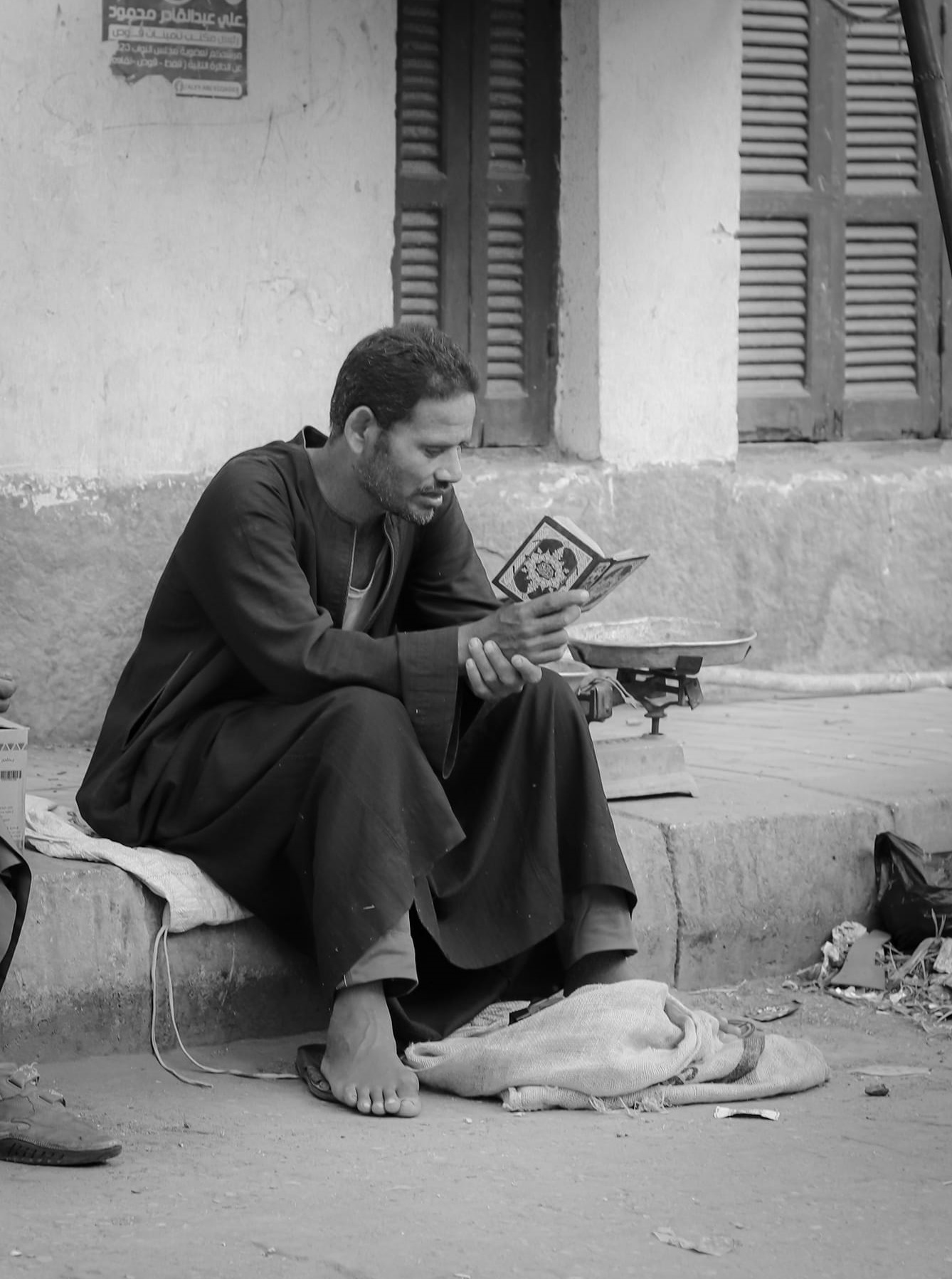 أحد الأهالي يقرأ قرآن