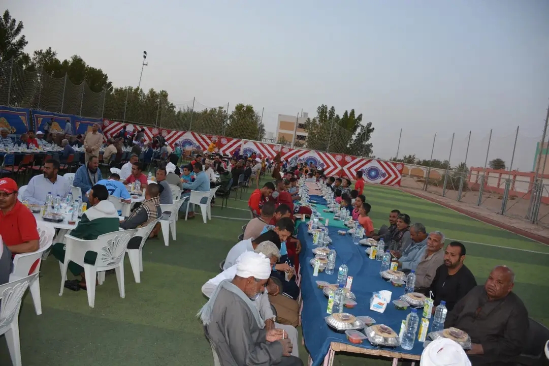 محافظ الوادي الجديد يشارك أهالي قرية الجزائر افطار جماعي (9)