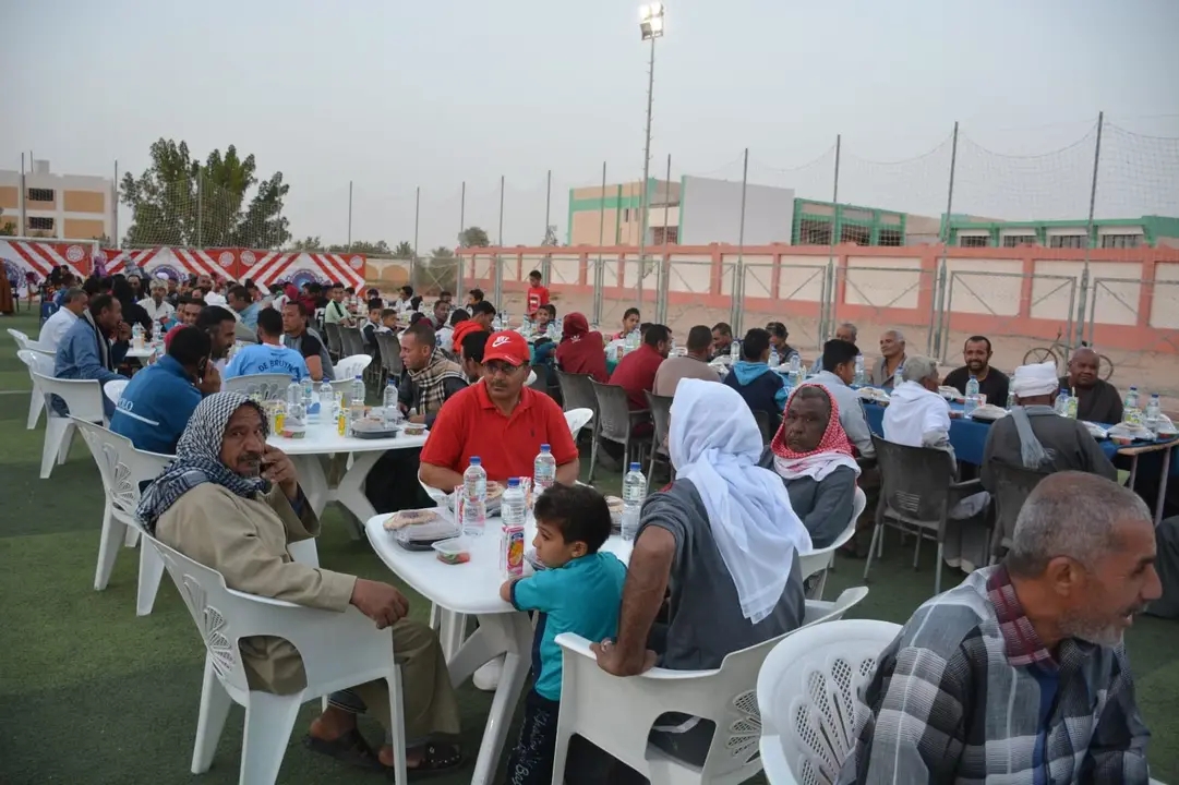 محافظ الوادي الجديد يشارك أهالي قرية الجزائر افطار جماعي (5)