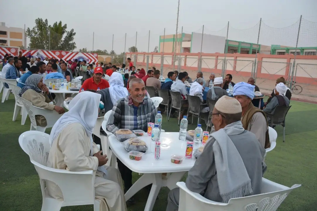 محافظ الوادي الجديد يشارك أهالي قرية الجزائر افطار جماعي (6)