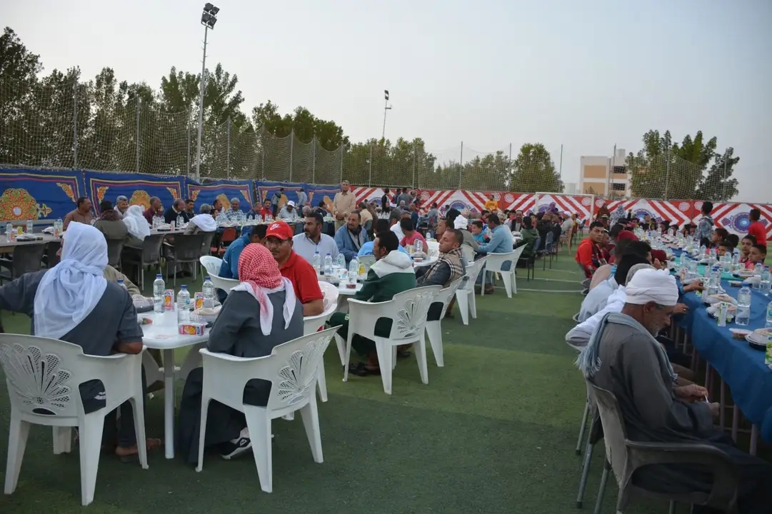 محافظ الوادي الجديد يشارك أهالي قرية الجزائر افطار جماعي (7)