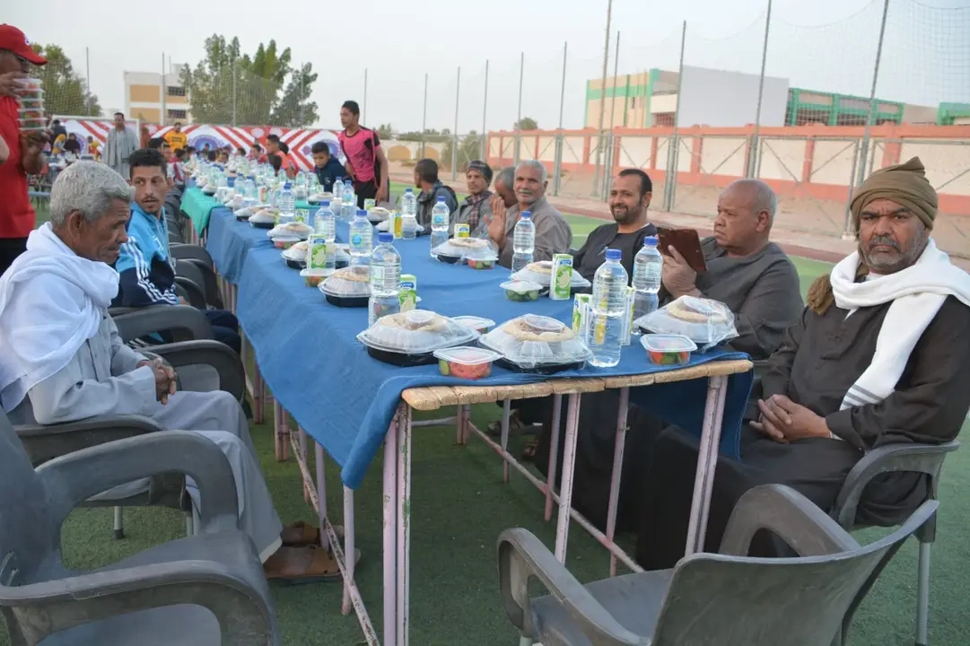 محافظ الوادي الجديد يشارك أهالي قرية الجزائر افطار جماعي (4)