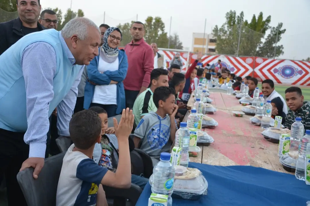 محافظ الوادي الجديد يشارك أهالي قرية الجزائر افطار جماعي (1)