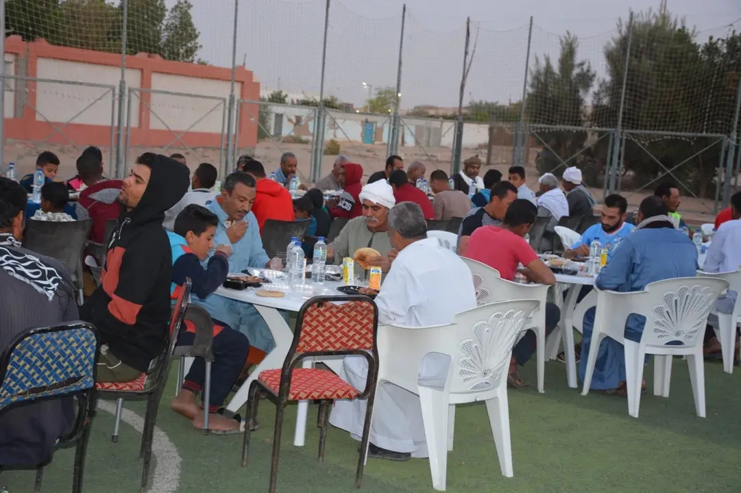 محافظ الوادي الجديد يشارك أهالي قرية الجزائر افطار جماعي (12)