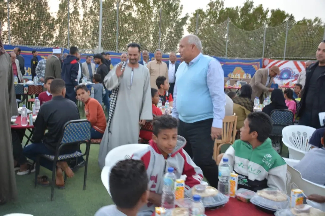 محافظ الوادي الجديد يشارك أهالي قرية الجزائر افطار جماعي (10)