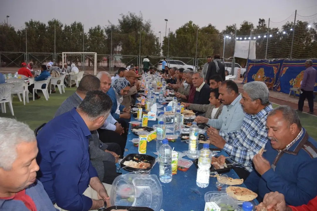 محافظ الوادي الجديد يشارك أهالي قرية الجزائر افطار جماعي (11)
