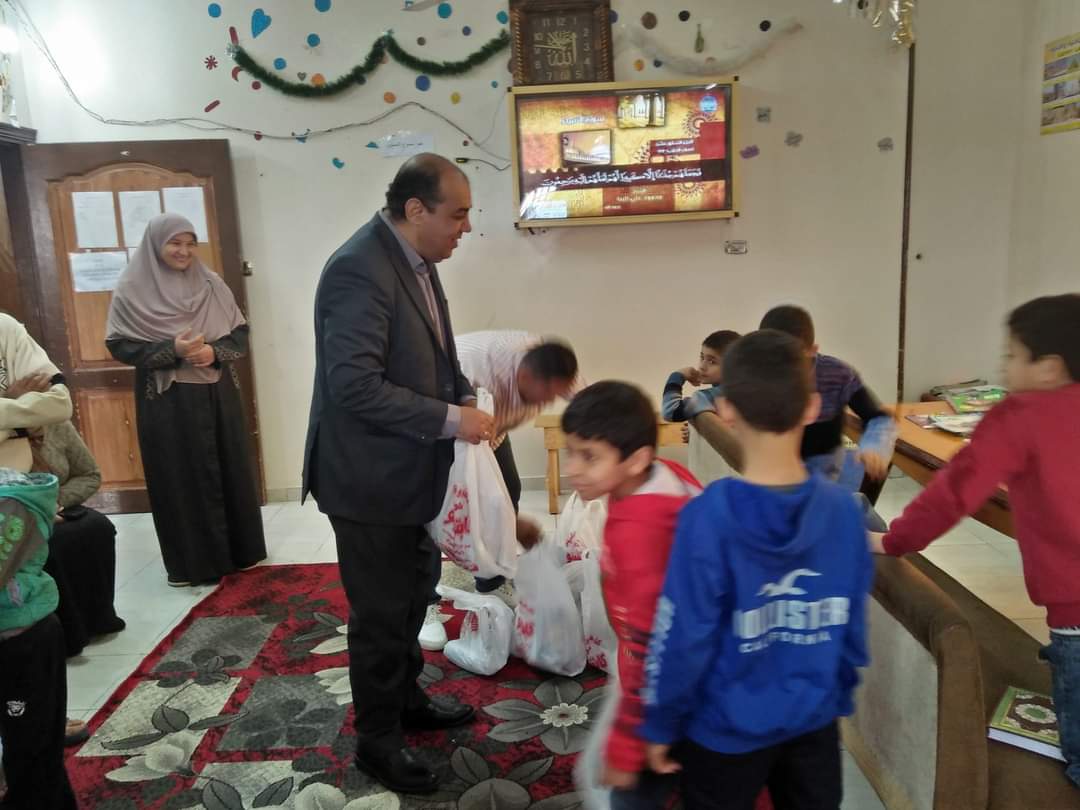 رئيس مركز اجا بالدقهلية يزور الأطفال الإيواء (3)