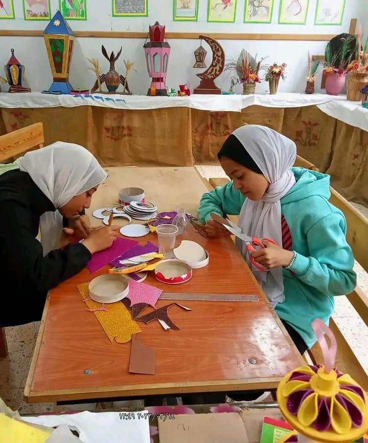 طالبات الوادي الجديد يبدعن في صناعة فوانيس رمضان من خامات البيئة (2)