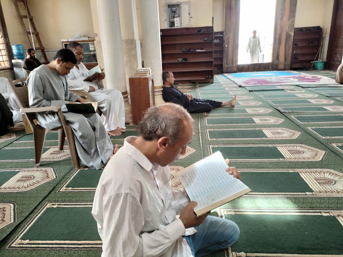 مواطن خلال تلاة القرآن فى المسجد