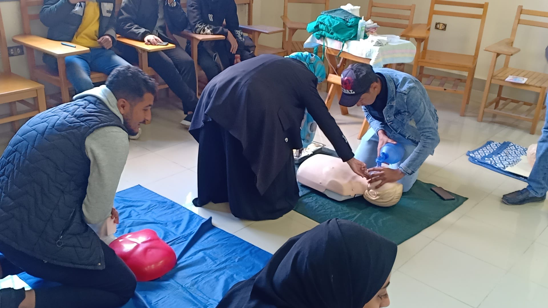 جانب من الدورة التدريبية عن الإسعافات الأولية بكلية تمريض كفر الشيخ