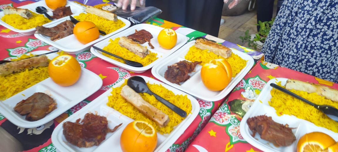 مائدة إفطار مسجد الفتح تقدم أشهى الوجبات (9)