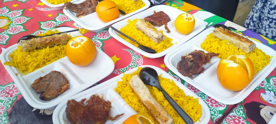 مائدة إفطار مسجد الفتح تقدم أشهى الوجبات (8)