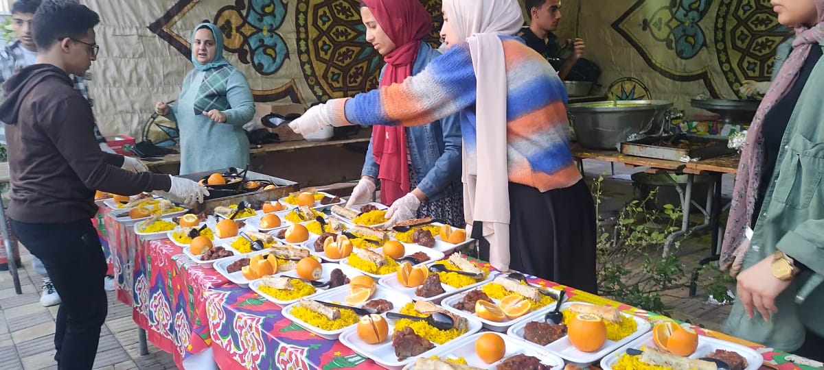 مائدة إفطار مسجد الفتح تقدم أشهى الوجبات (13)