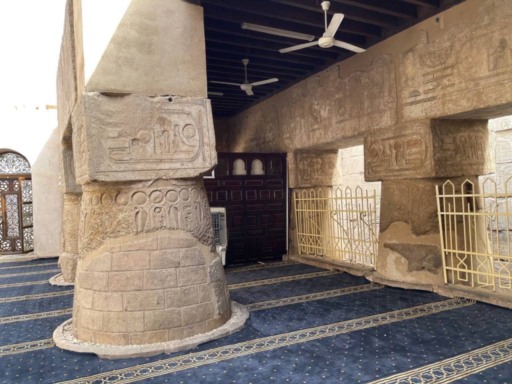 جانب من الأعمدة الفرعونية بقلب مسجد سيدى أبو الحجاج