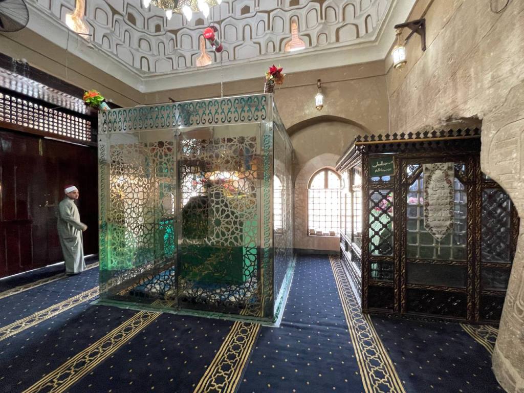 غرفة الضريح داخل مسجد سيدى أبوالحجاج الأقصرى