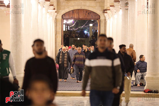دخول المصليين المسجد