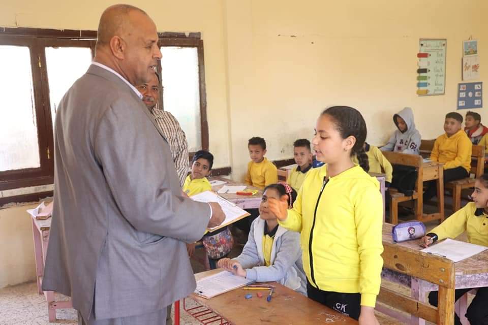 جانب من إجراء الإمتحانات والطلاب فى الفصول (3)