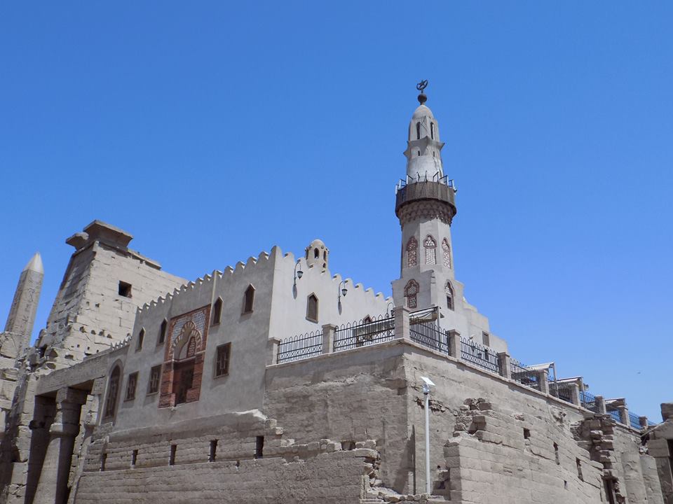 المسجد مبنى على أطلال معبد الأقصر بوسط المدينة