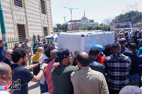 حسين الشحات يصل مسجد السيدة نفسية لتشييع جثمان زوج والدته (4)
