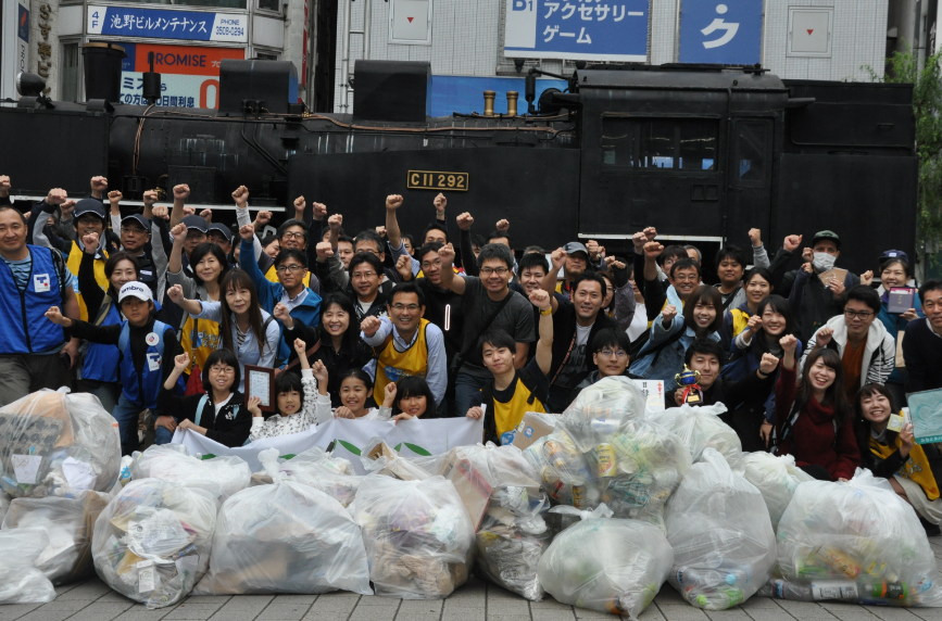 جانب من رياضة جمع القمامة باليابان