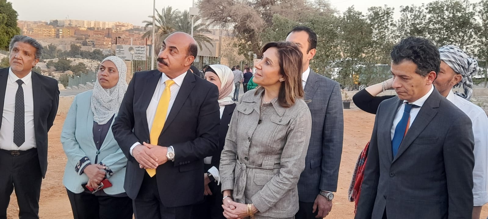 وزيرة الثقافة ومحافظ أسوان يتفقدان معرض سمبوزيوم النحت  (7)