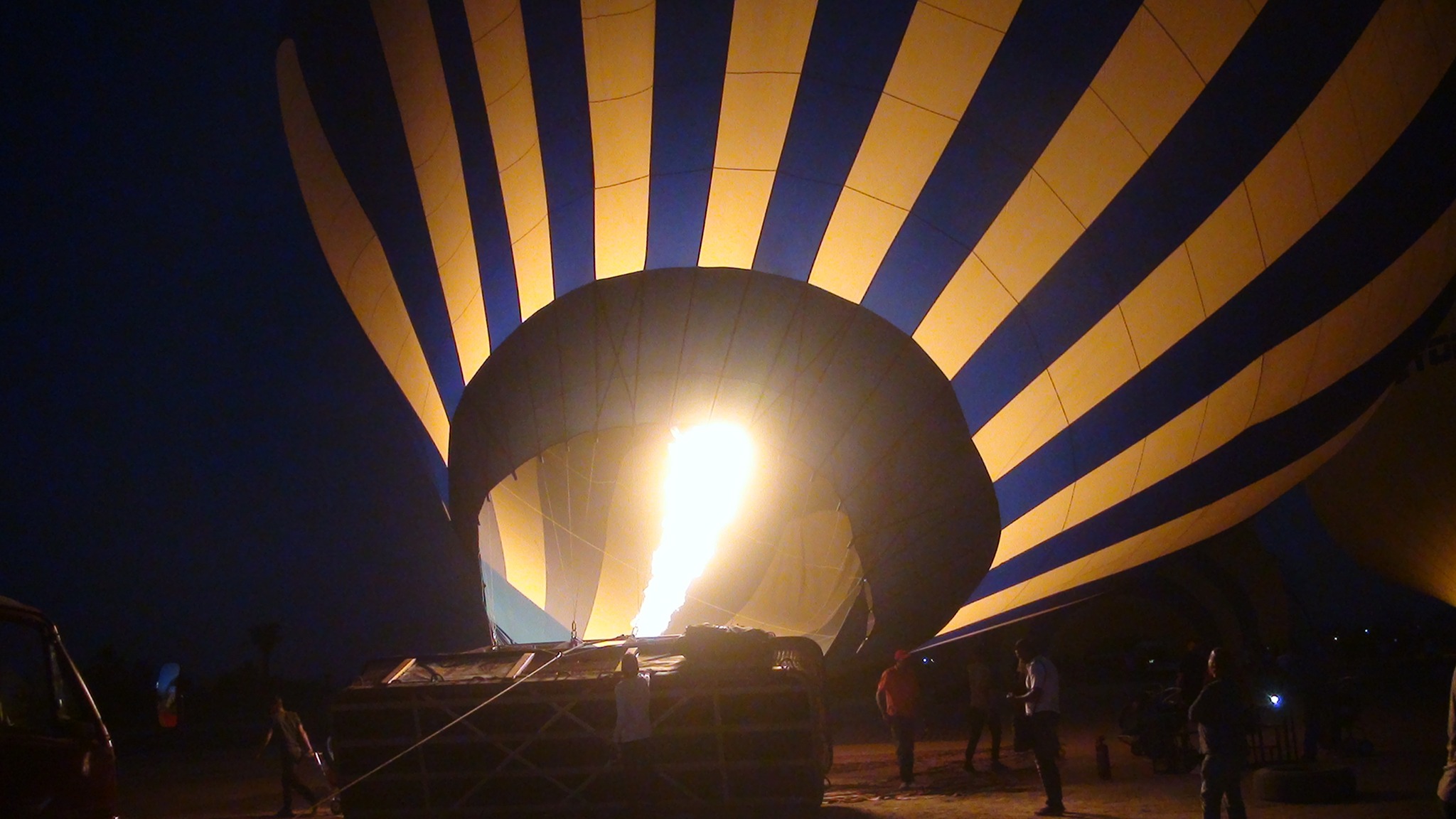 جانب من تجهيز البالونات قبل التحليق بالسماء