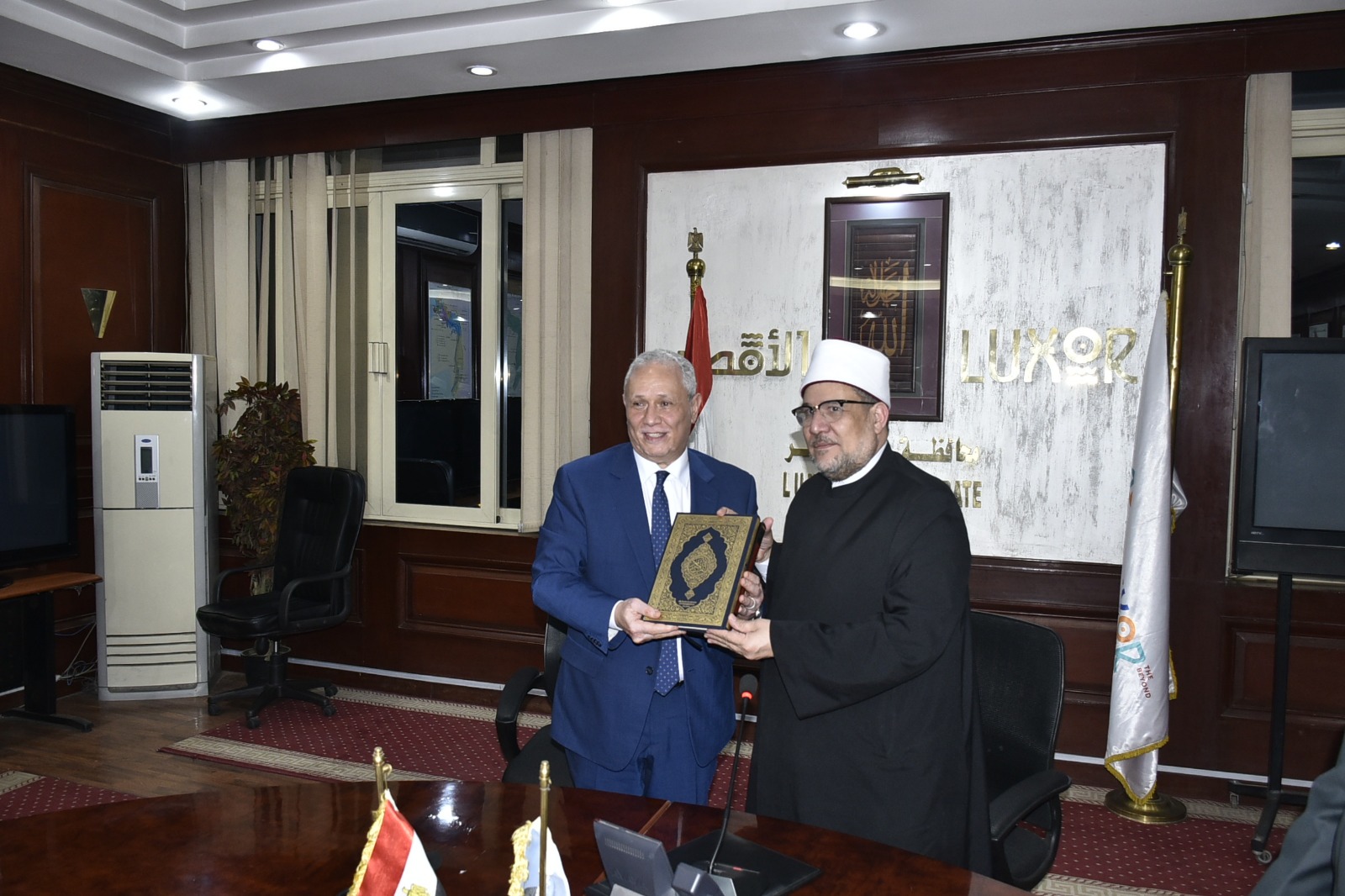 الوزير يهدى محافظ الأقصر كتاب الله