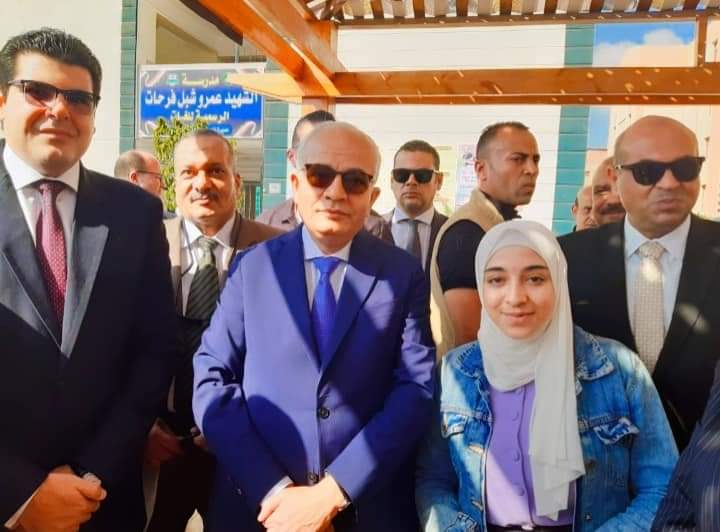 سارة مع وزير التعليم أثناء زيارته بالسرقية سارة مع وزير التعليم أثناء زيارته بالسرقية