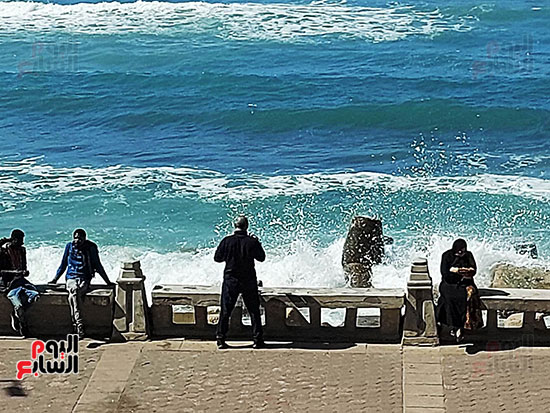 البعض-يستمتع-بالبحر-و-الشمس