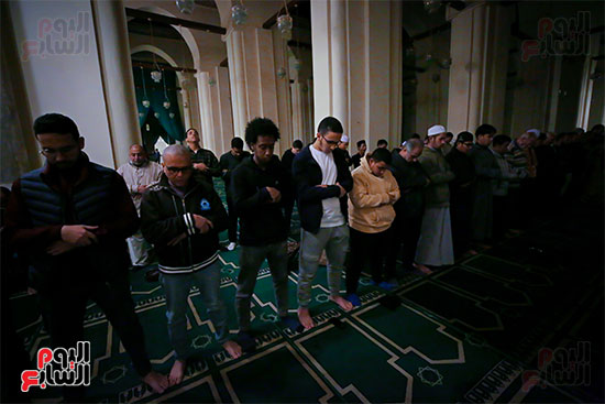 المصلون يؤدون صلاة التراويح داخل المسجد