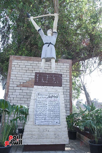 تمثال الشهداء بمدخل قرية نزلة الشوبك