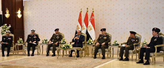 الرئيس السيسى يلتقى كبار قادة القوات المسلحة بمناسبة ذكرى نصر العاشر من رمضان (3)