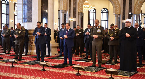 الرئيس السيسي يؤدى صلاة الجمعة بمسجد المشير طنطاوى (6)