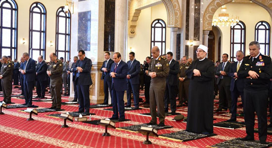 الرئيس السيسي يؤدى صلاة الجمعة بمسجد المشير طنطاوى (5)
