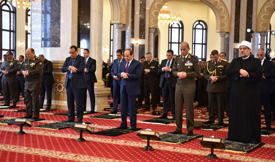 الرئيس السيسي يؤدى صلاة الجمعة بمسجد المشير طنطاوى (4)