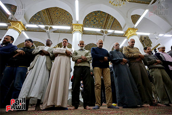 المصلون داخل المسجد