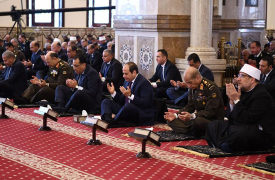 الرئيس السيسي يؤدى صلاة الجمعة بمسجد المشير طنطاوى (3)