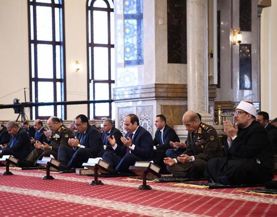 الرئيس السيسي يؤدى صلاة الجمعة بمسجد المشير طنطاوى (7)