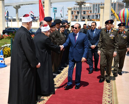 الرئيس السيسي يؤدى صلاة الجمعة بمسجد المشير طنطاوى (2)