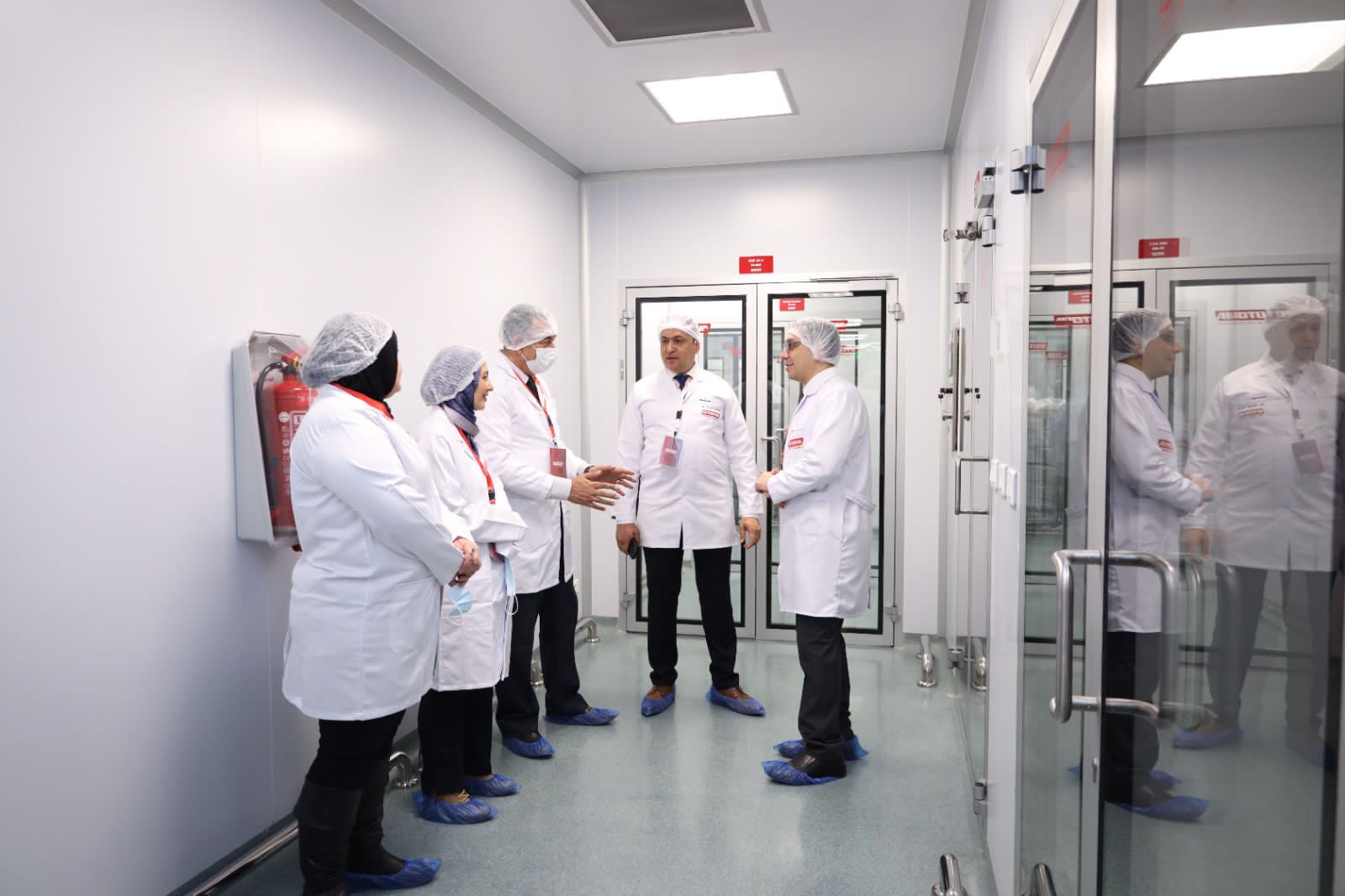 جوله داخل المصنع علي هامش توقيع البروتوكول