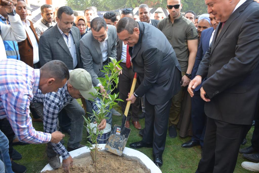 وزير التنمية المحلية ومحافظ قنا يغرسان شجرة بقرية خزام ضمن مبادرة زراعة 100 مليون شجرة (1)