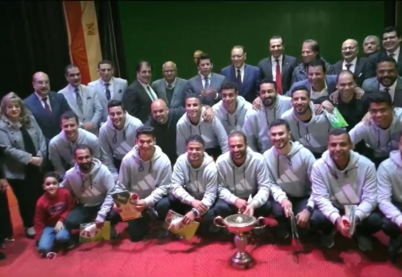 وزير الشباب يكرم فريق الهوكي الشرقية (1)