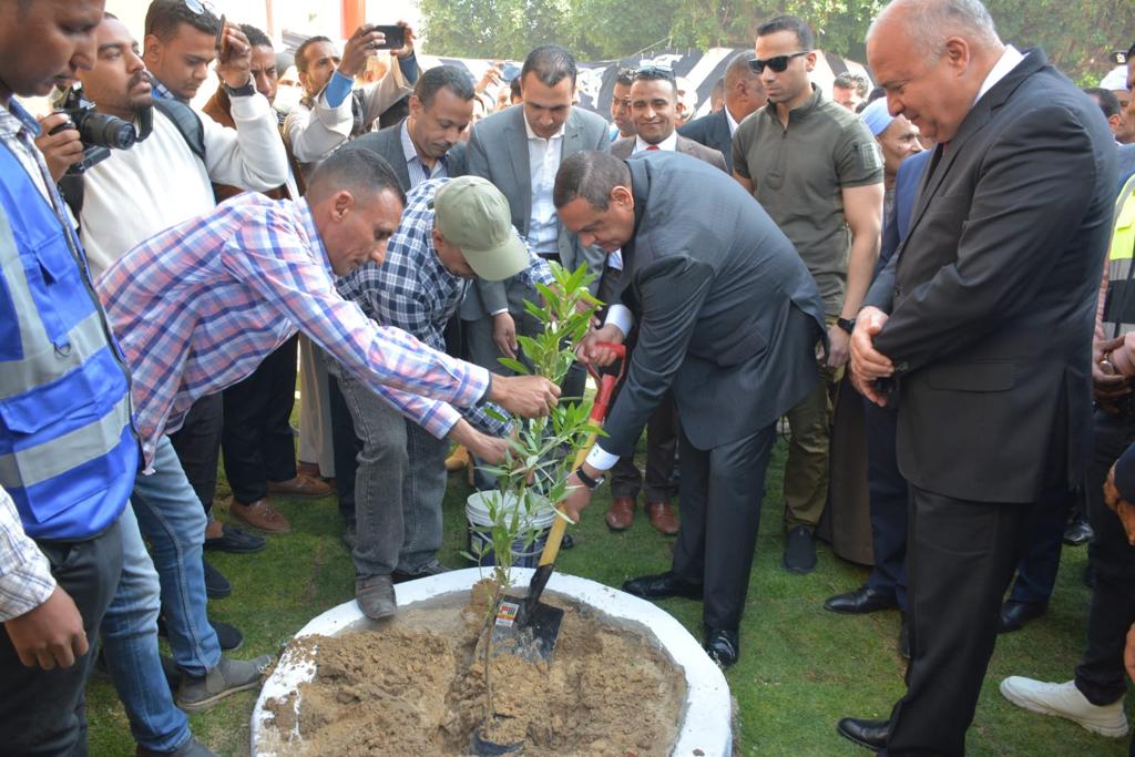 وزير التنمية المحلية ومحافظ قنا يغرسان شجرة بقرية خزام ضمن مبادرة زراعة 100 مليون شجرة (2)