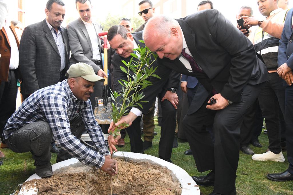 وزير التنمية المحلية ومحافظ قنا يغرسان شجرة بقرية خزام ضمن مبادرة زراعة 100 مليون شجرة (3)