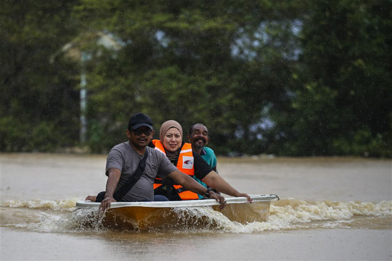 يستخدم-القرويون-قاربًا-لدخول-منطقتهم-التي-غمرتها-مياه-الأمطار