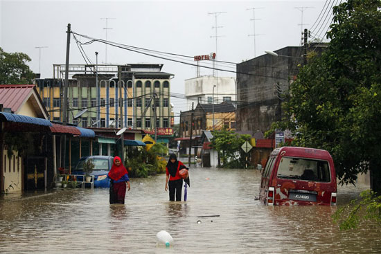 السكان-يسيرون-عبر-مياه-الفيضانات-فى-يونغ-بيمغ-جوهور--الماليزيه